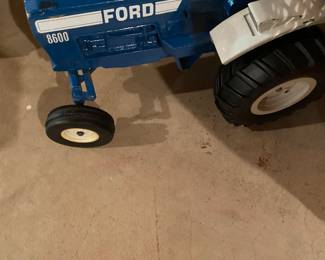 Vintage ERTL Ford 8600 Tractor