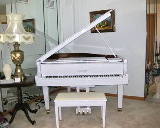 Hamilton / Baldwin Baby Grand white lacquer piano and bench, player with Concert Master CD System *note* there is damage on the top of piano, please see the photos $2,400 Please contact Diana via text or phone 708-670-2189 to arrange&nbsp;payment or with any questions.&nbsp;