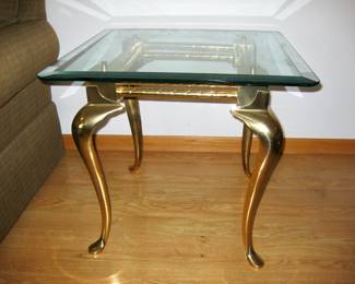 Labarge End table: 26" x 26" x 23" floor to top $295 Please contact Diana via text or phone 708-670-2189 to arrange&nbsp;payment or with any questions.&nbsp;