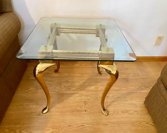 Labarge End table: 26" x 26" x 23" floor to top $295 Please contact Diana via text or phone 708-670-2189 to arrange&nbsp;payment or with any questions.&nbsp;