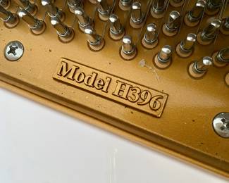 Hamilton / Baldwin Baby Grand white lacquer piano and bench, player with Concert Master CD System *note* there is damage on the top of piano, please see the photos $2,400 Please contact Diana via text or phone 708-670-2189 to arrange&nbsp;payment or with any questions.&nbsp;