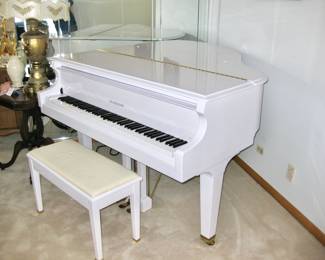Hamilton / Baldwin Baby Grand white lacquer piano and bench, player with Concert Master CD System *note* there is damage on the top of piano, please see the photos $2,400 Please contact Diana via text or phone 708-670-2189 to arrange&nbsp;payment or with any questions.&nbsp;