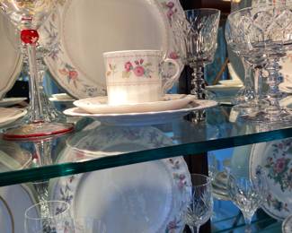 Mikasa
“Brywood”
(4) 5-Piece Place Settings
