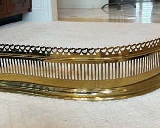 VIRGINIA METALCRAFTERS WILLIAMSBURG BRASS SERPENTINE FIRE FENDER
