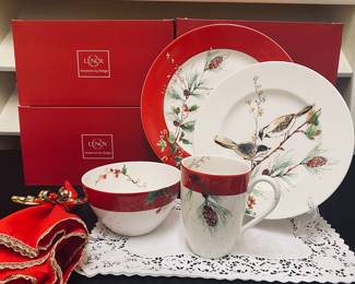 (4) 4-Piece Place Settings
Lenox
“Winter Song”