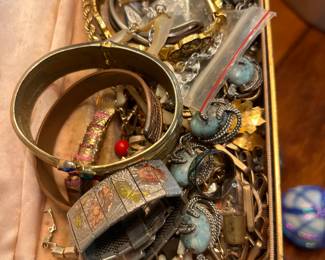 Small amount of costume jewelry