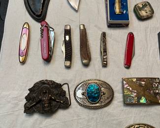 nice selection of pocket knives