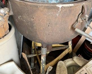 Antique cooking kettel