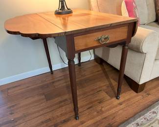 181 Vintage 1Drawer Dropleaf Side Tablemin