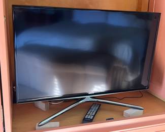 106. Samsung TV (32")
