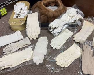 White Gloves Fur Collar