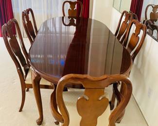 Dining Room Table w/ 6 Chairs & Two Table Leaves - As Shown