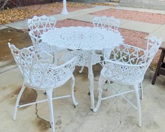 White Metal Patio table w/ 4 Chairs