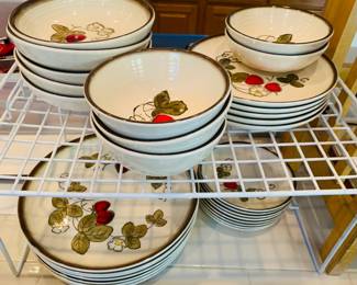 Poppytrail Metlox Strawbery Set