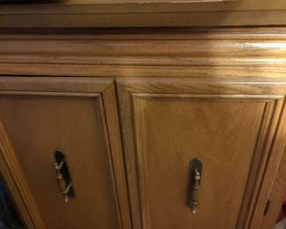 Sewing machine cabinet