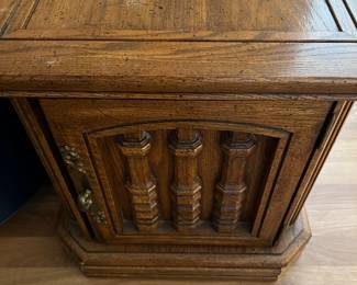 SINGLE END TABLE WITH STORAGE