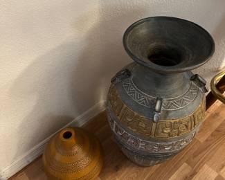 LARGE STANDING SW DECORATIVE POTS