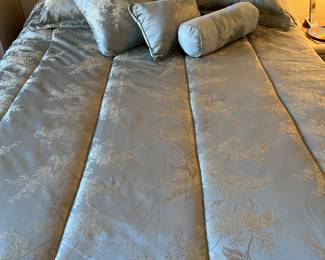 QUEEN LINENS