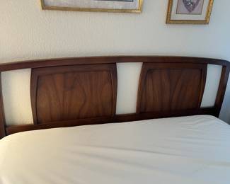 MID CENTURY MODERN HEADBOARD.  QUEEN BEAUTY REST ADJUSTABLE BED