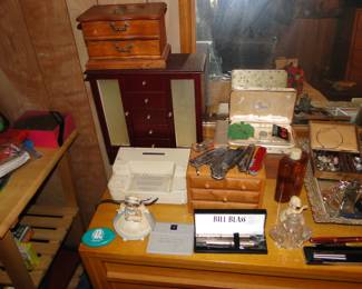 Pens, pocket knifes, jewelry boxes