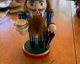 NUT CRACKER