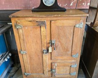 Antique Ice Box
She's is amazing condition.