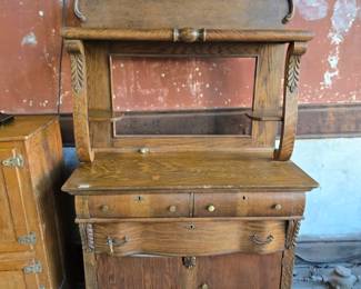 Oak Antique Sideboard / Buffet
Features curved wood accents, 3 drawers and 2 cabinets.
This show stopper will look amazing in your home!