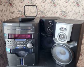 Sony Mini HI FI component with 2 speakers and a remote, holds 60 cds