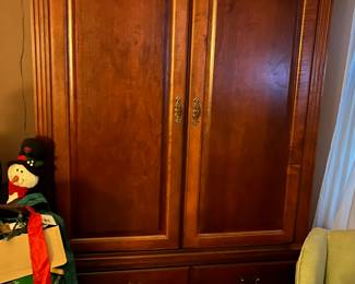 Broyhille Armoire $300