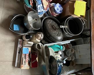 Cups and mugs
Light bulbs
Disposable pans
Electric knife