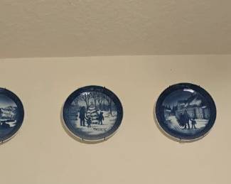 This is a room full of Blue Plates that flow all around the ceiling. 