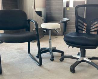 PA213Two Black Office Chairs And One White Stool