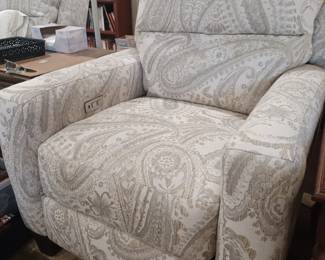 Haverty's electric recliners (2) Almost new! No pets and non smoking home.