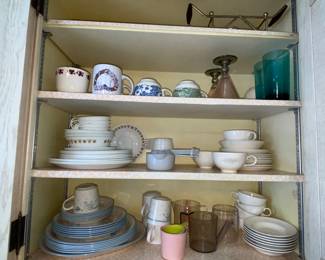 Assorted kitchen items 