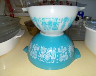2 smaller bowls in Amish Butterprint set