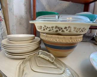 Pyrex and yellow ware bowl