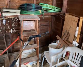 Assorted yard and garden items 
