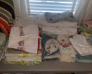 Assorted vintage linens