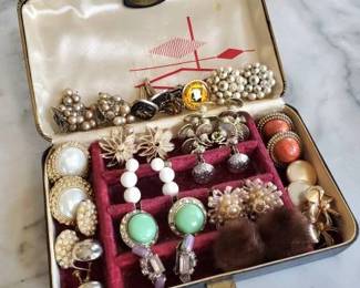 000.Main Image Vintage Jewelry Treasure Trove Stylish Case