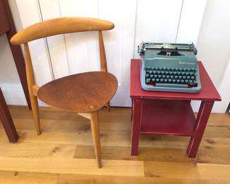 Vintage Hans Wegner heart chair for Fritz Hansen, Underwood Universal typewriter (no case), small red table