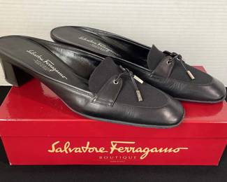 Salvatore Ferragamo Boutique ‘ Goldi ‘ Ladies Black Leather Shoes * 10B
