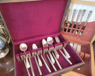 Plate flatware sets