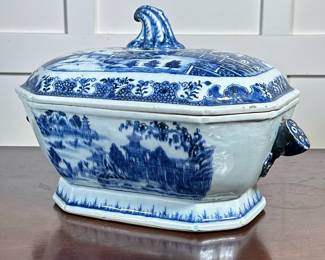 BLUE & WHITE CHINESE LIDDED DISH | Blue & white painted Chinese lidded bowl or tureen decorated with various scene, with fruit stem-form finial  - h. 9 x w. 8.5 x l. 13 in
