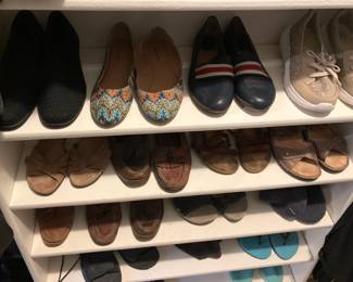 Women's shoes, size 9 to 10
