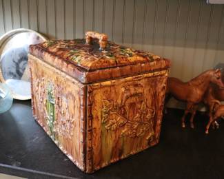 MAJOLICA COVERED FRUIT BOX 19th/20th Century