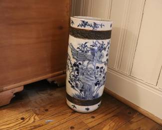 LATE 19TH CENTURY CHINESE UNDERGLAZE-BLUE CRACKLE-GROUND STICK STANDS