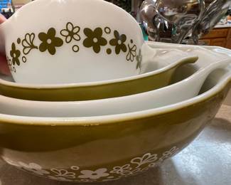 Set of 4 Pyrex bowls..
