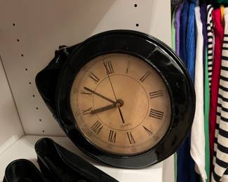 This purse tells time!