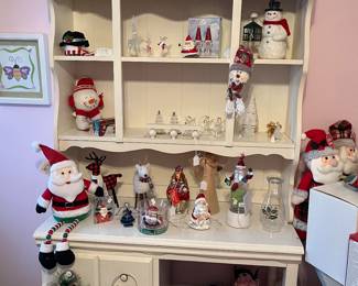 White desk with matching chair