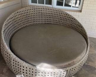 Oversized outdoor daybed 